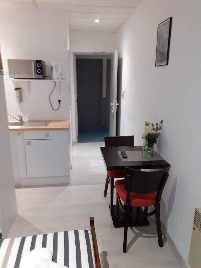 Apparthotel AREA, Studios avec salle de bain et kitchenette Privées, OU, chambres avec salles bain et cuisines communes Persan Esterno foto