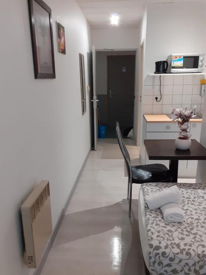 Apparthotel AREA, Studios avec salle de bain et kitchenette Privées, OU, chambres avec salles bain et cuisines communes Persan Esterno foto