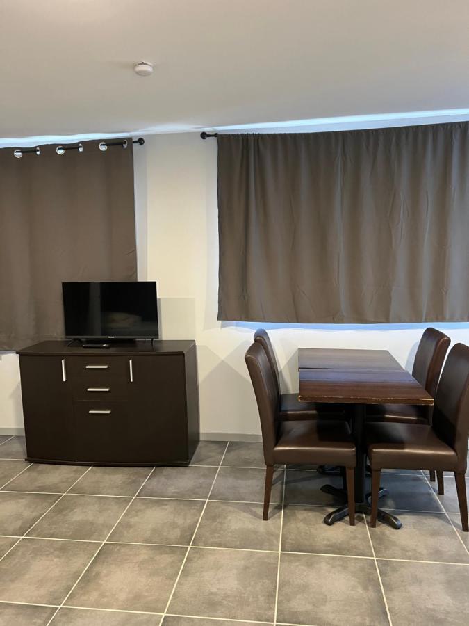 Apparthotel AREA, Studios avec salle de bain et kitchenette Privées, OU, chambres avec salles bain et cuisines communes Persan Esterno foto