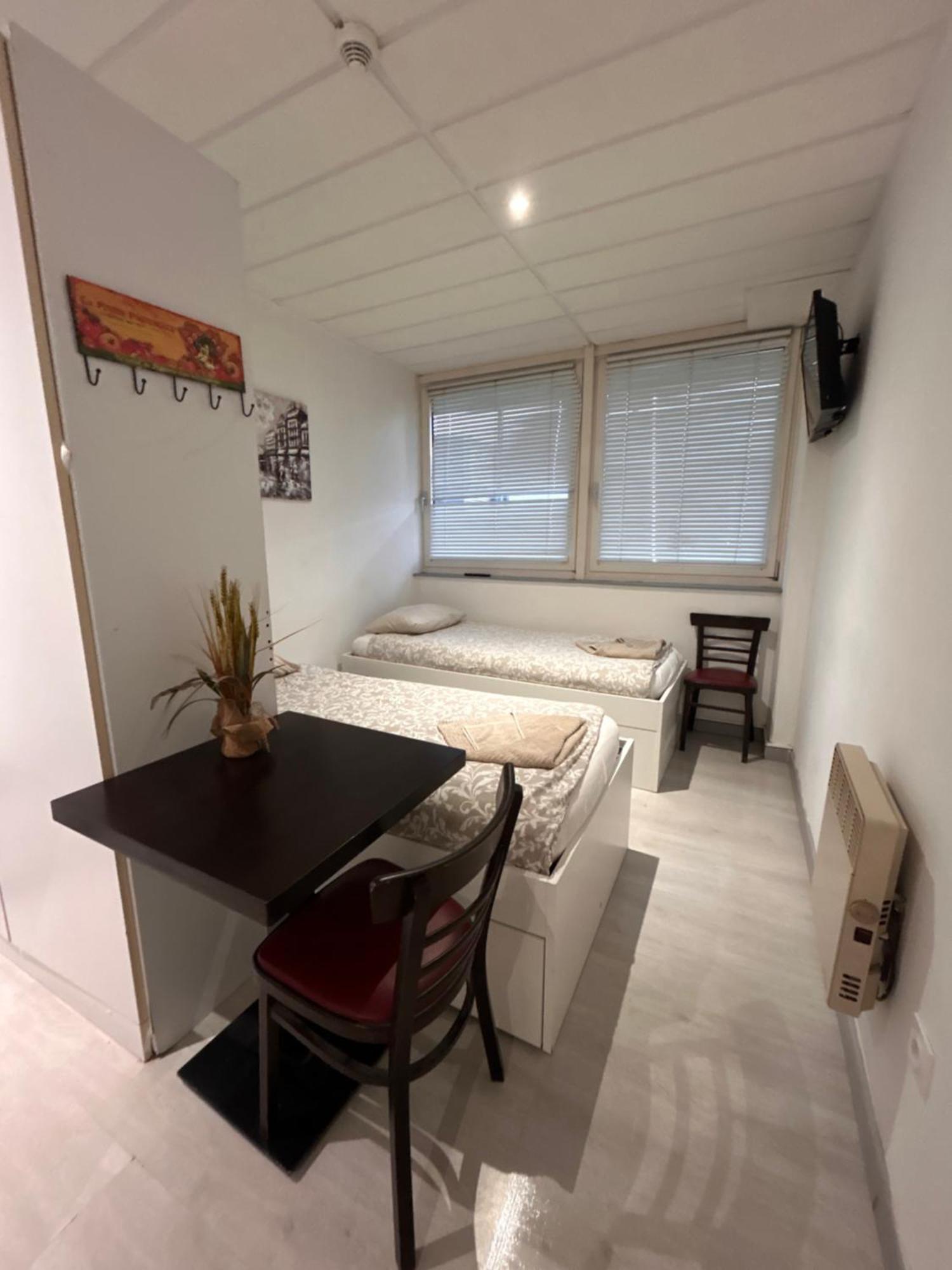 Apparthotel AREA, Studios avec salle de bain et kitchenette Privées, OU, chambres avec salles bain et cuisines communes Persan Esterno foto
