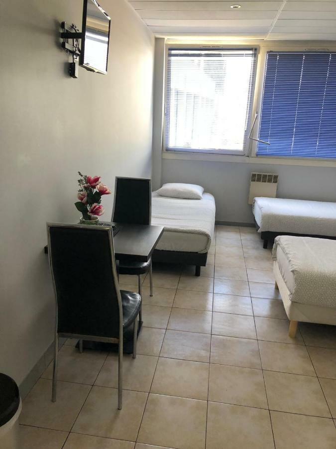 Apparthotel AREA, Studios avec salle de bain et kitchenette Privées, OU, chambres avec salles bain et cuisines communes Persan Esterno foto